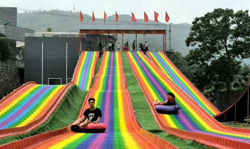 灵山彩虹滑草场